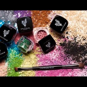 Younique EYE LINER/SHADOW BRUSH 
AUTHENTIC 
NEW